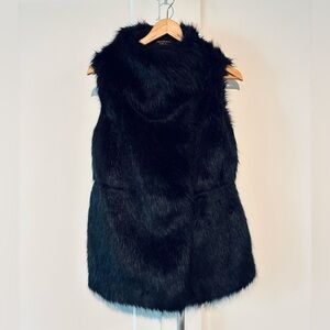 Urban Renewal S 🖤 Black Faux Fur Vest - Cozy & Chic